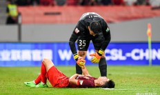 爱游戏app-中锋球员受伤无法参加冠军联赛，球队困境