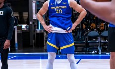 爱游戏app-勇士队客场逆袭爵士队，继续不败