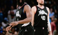 爱游戏网页版-关于汉诺威队员团结一心赢球，艰难取胜的信息