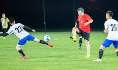 爱游戏app-足球明星们在场上展现出色技术