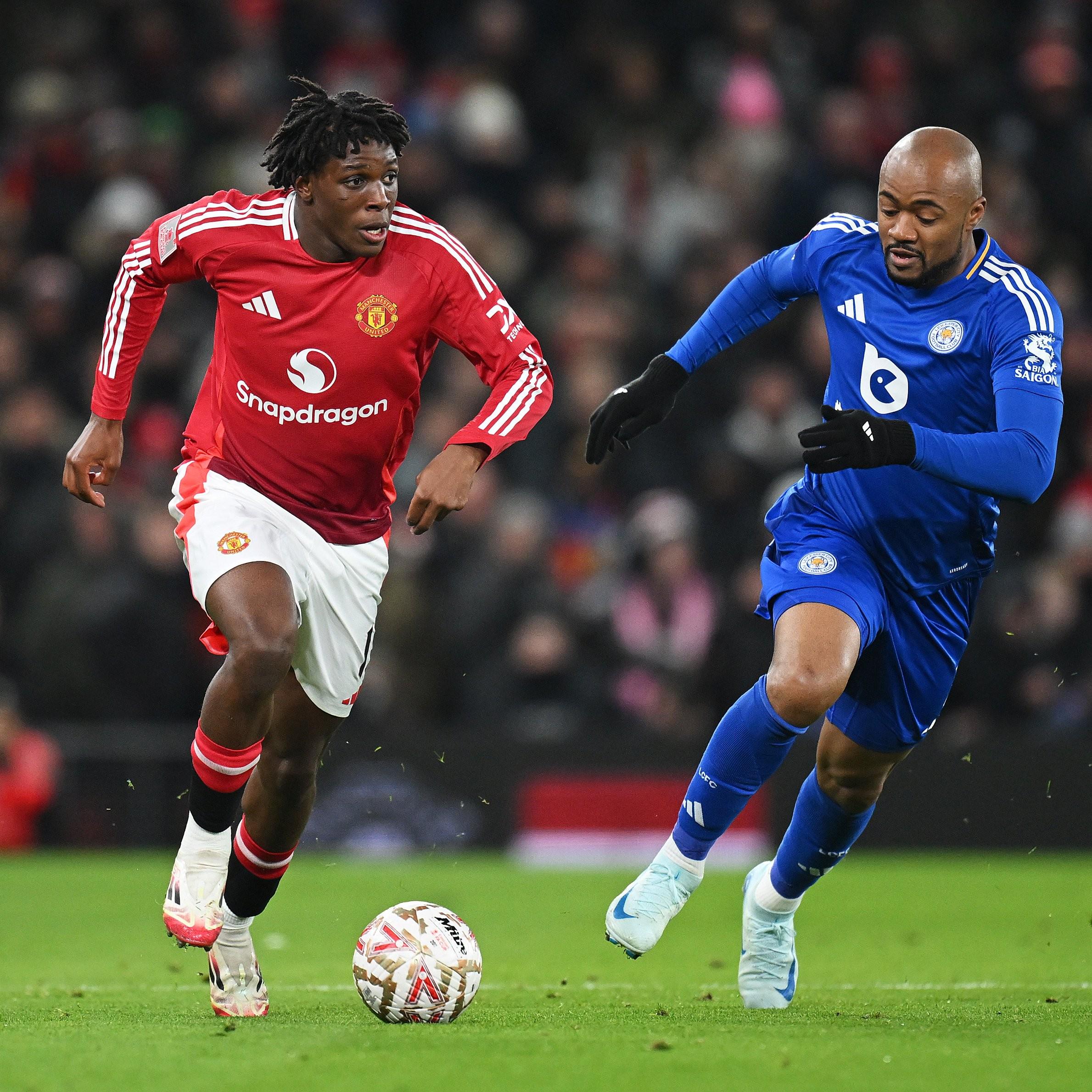 场上激烈对抗，球员表现力不可忽视(足球运动员由于对抗激烈很容易造成什么损伤)