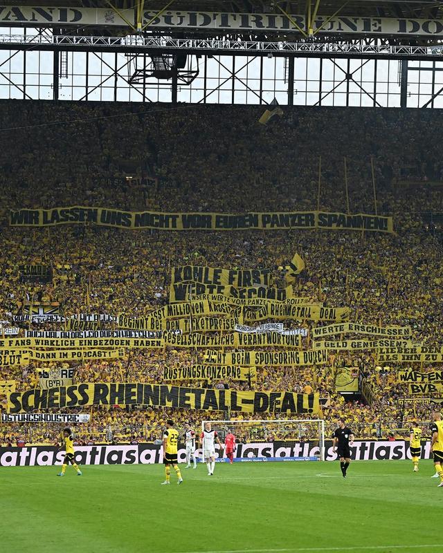 多特蒙德全队发挥默契,赢得球迷喝彩 多特蒙德全队发挥默契,赢得球迷喝彩