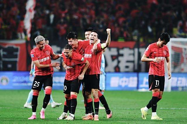 球队在比赛中稳定发挥,成功击败强劲对手 球队在比赛中稳定发挥,成功击败强劲对手