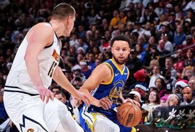 勇士掘金大战，篮下对抗十分激烈