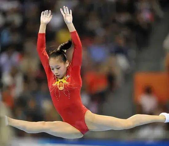 体操颁奖礼上选手露出灿烂笑容的简单介绍 体操颁奖礼上选手露出灿烂笑容的简单介绍