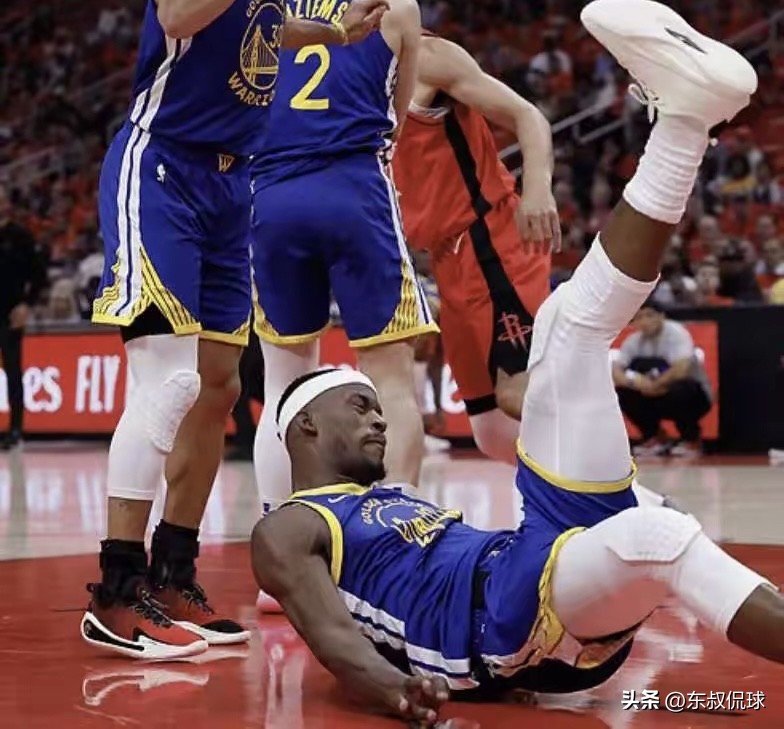 关键时刻!一队球员意外被罚下场 关键时刻!一队球员意外被罚下场