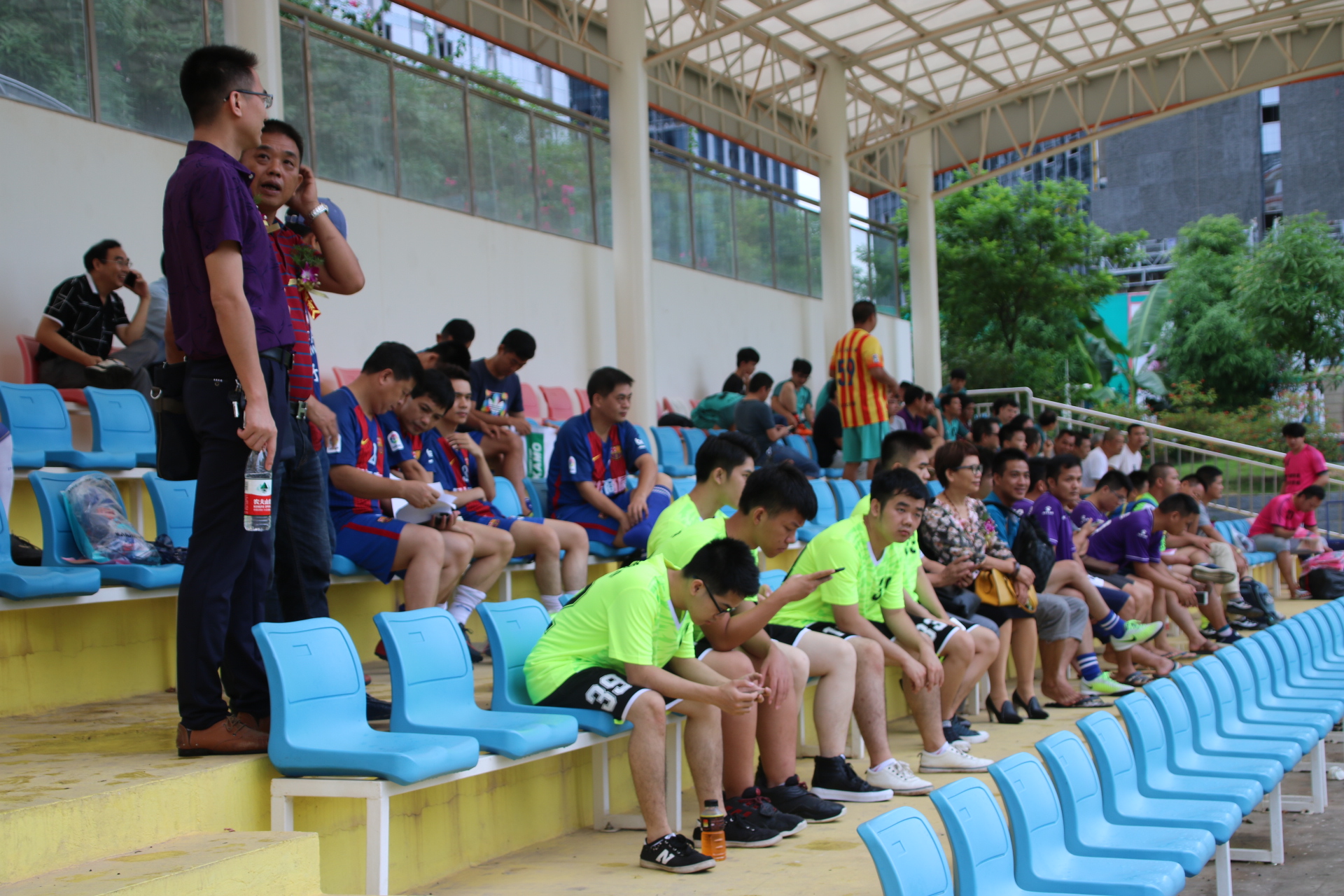 欧国联比赛首轮盛大揭幕,球迷们热血沸腾支持 欧国联比赛首轮盛大揭幕,球迷们热血沸腾支持