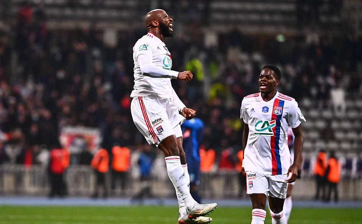 里昂队球员们凭借实力取得胜利