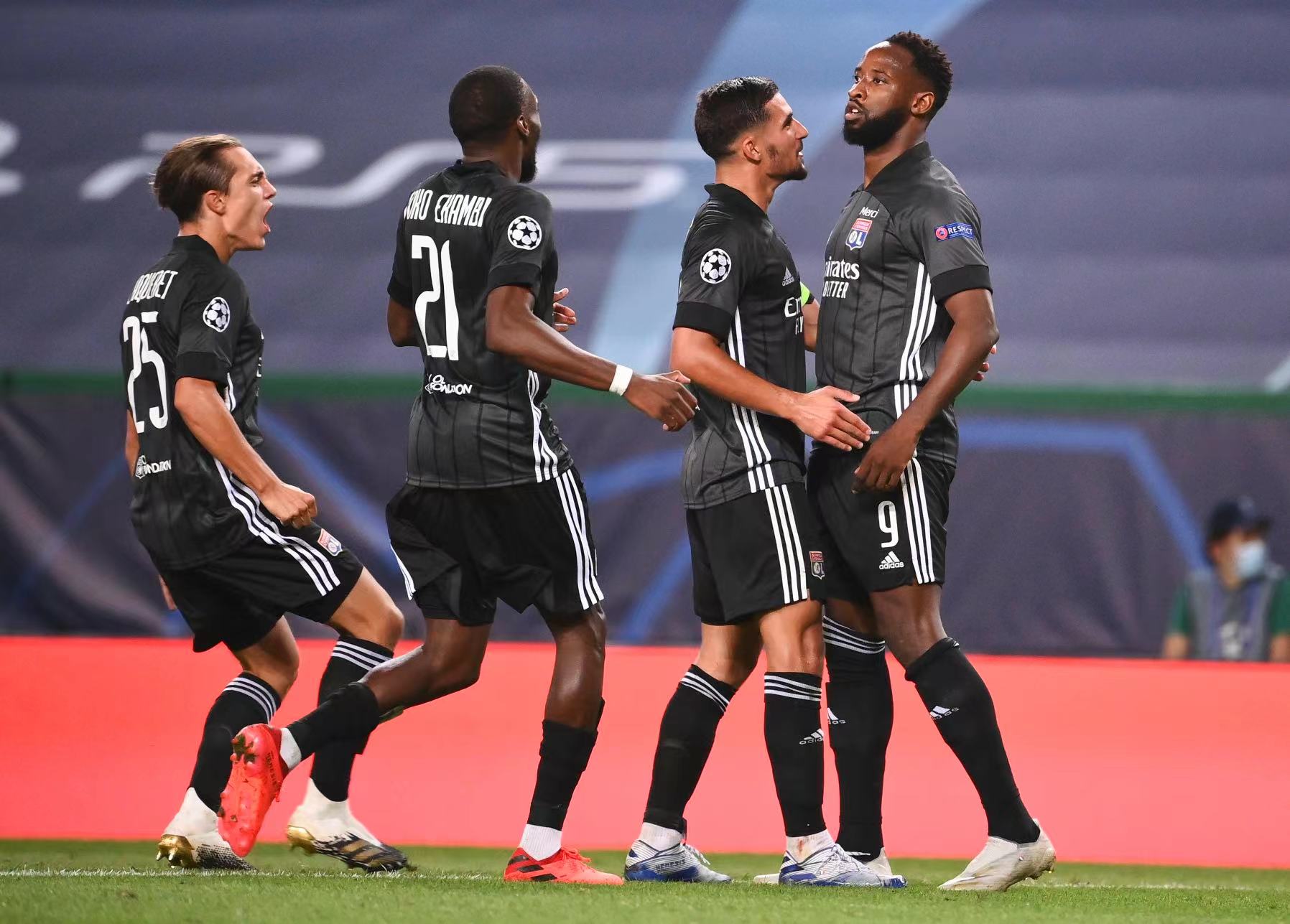 里昂队球员们凭借实力取得胜利