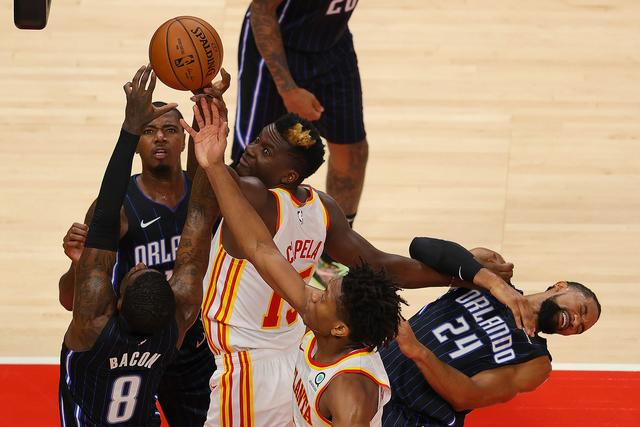 老鹰客场赢球，球队士气大振的简单介绍