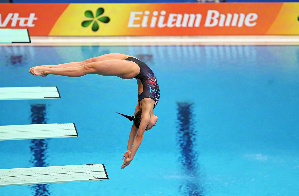 跳水选手凌空起跃，勇夺冠军