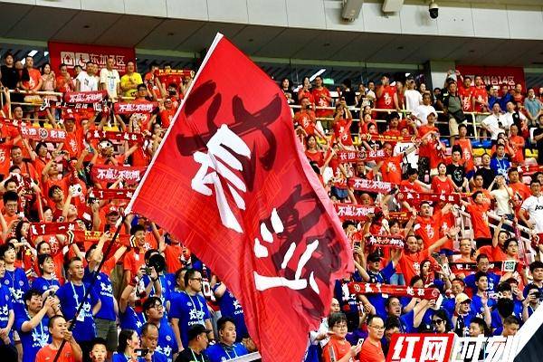 足球俱乐部联赛火爆进行中,球员斗志满满 足球俱乐部联赛火爆进行中,球员斗志满满