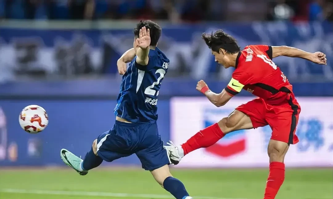 足球俱乐部联赛火爆进行中,球员斗志满满 足球俱乐部联赛火爆进行中,球员斗志满满