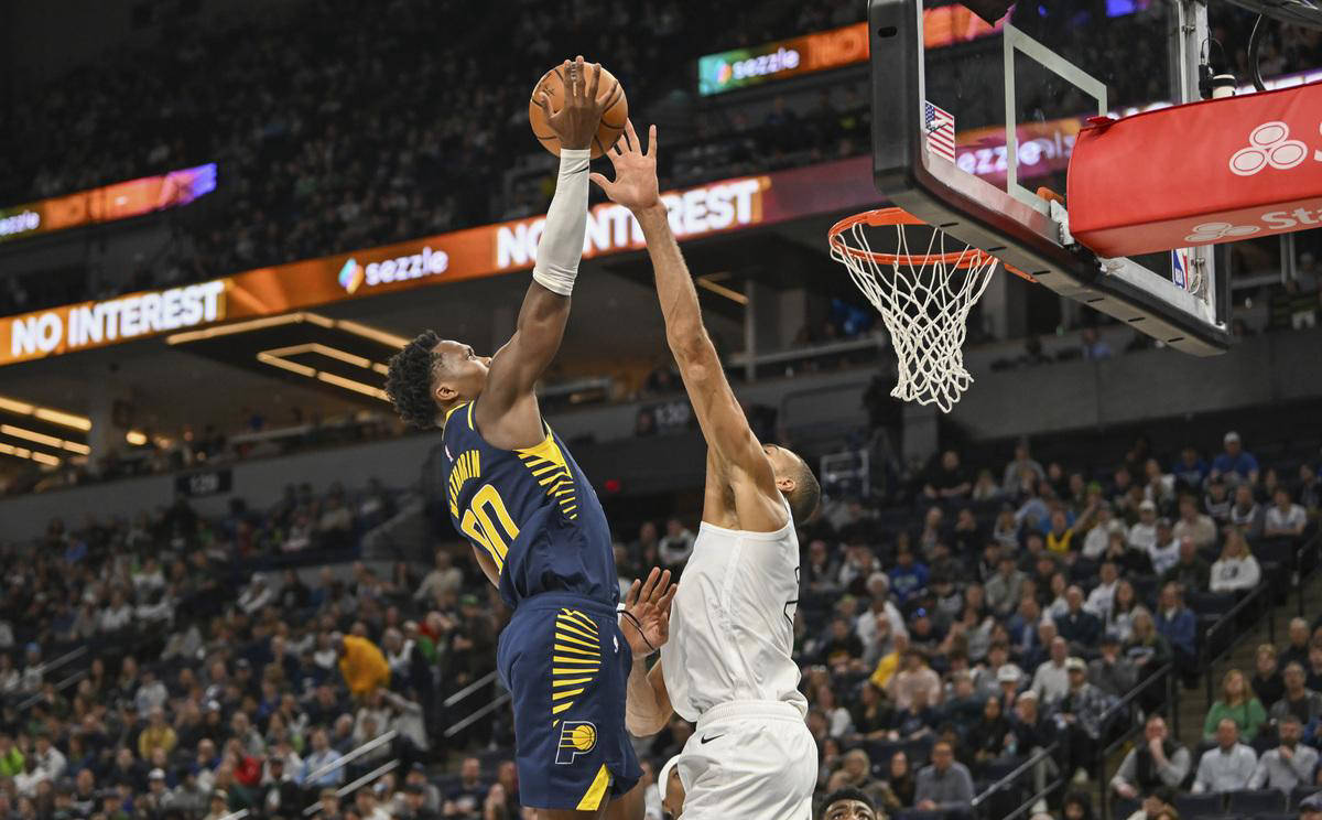 黄蜂球员展现团队合作精神，艰难战胜对手的简单介绍