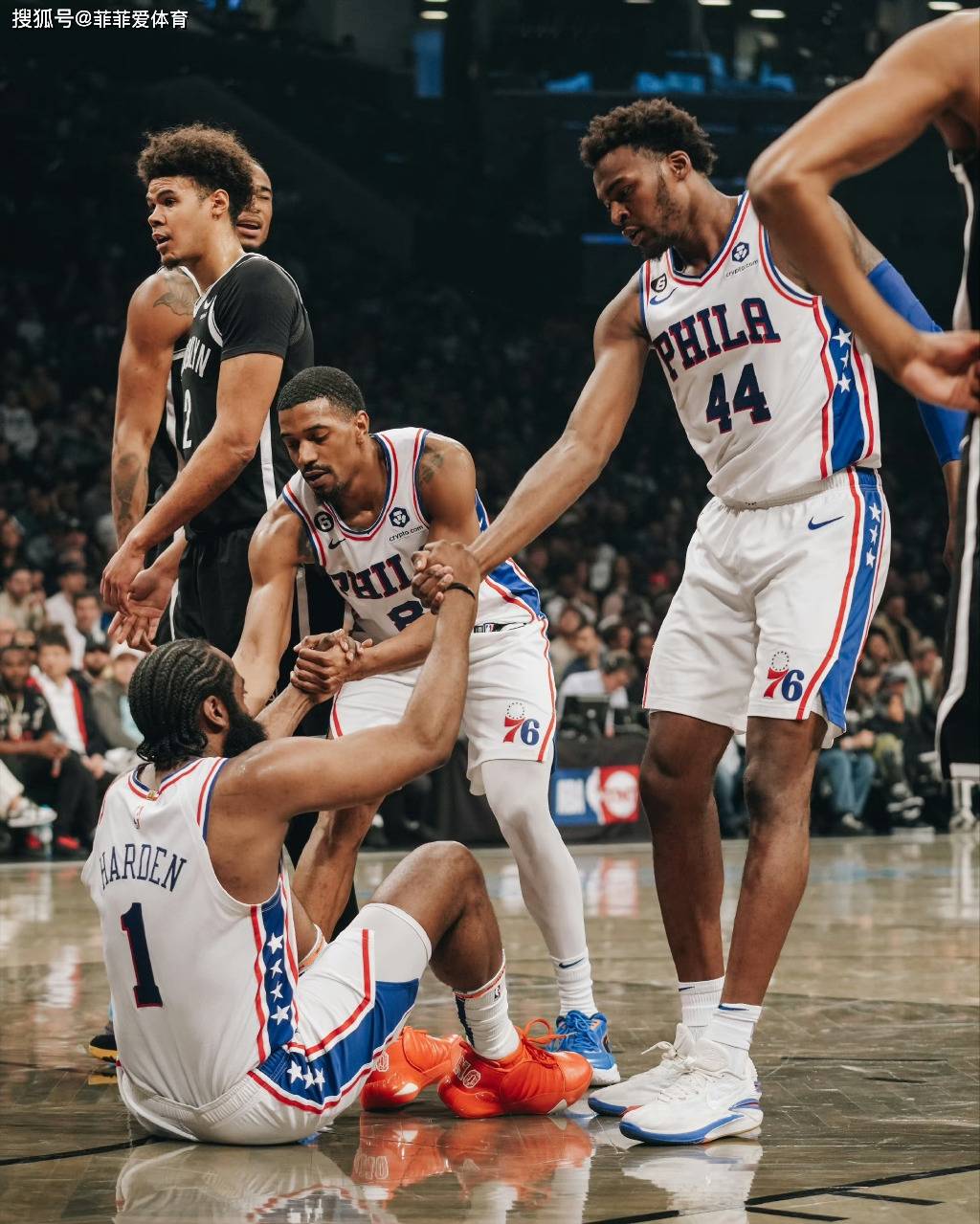 76人客场逆转篮网,取得连胜 76人客场逆转篮网,取得连胜