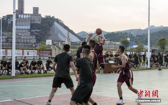 激烈比拼中球员身心俱疲,拼尽全力 激烈比拼中球员身心俱疲,拼尽全力