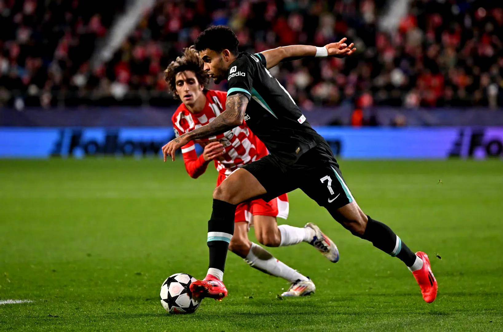 包含欧预赛激情进行中，球场上一幕幕扣人心弦的词条