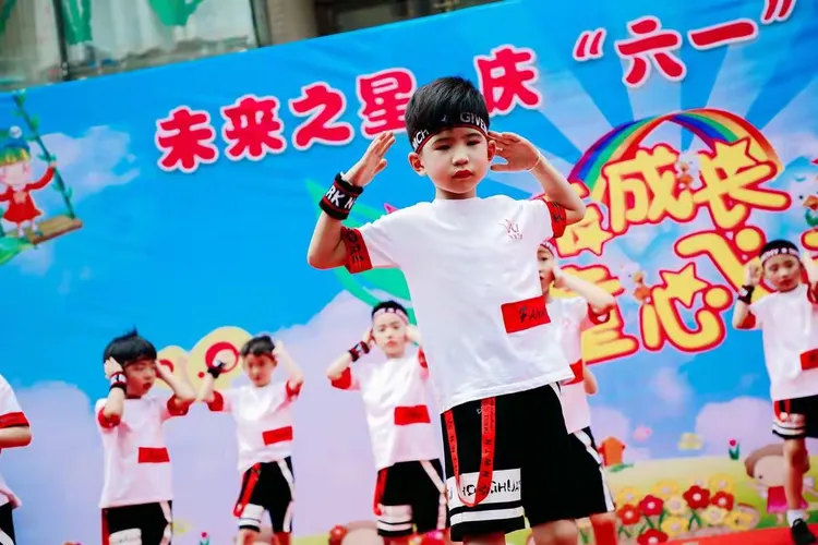 未来之星：爵士外线新秀演绎全新篮球课的简单介绍