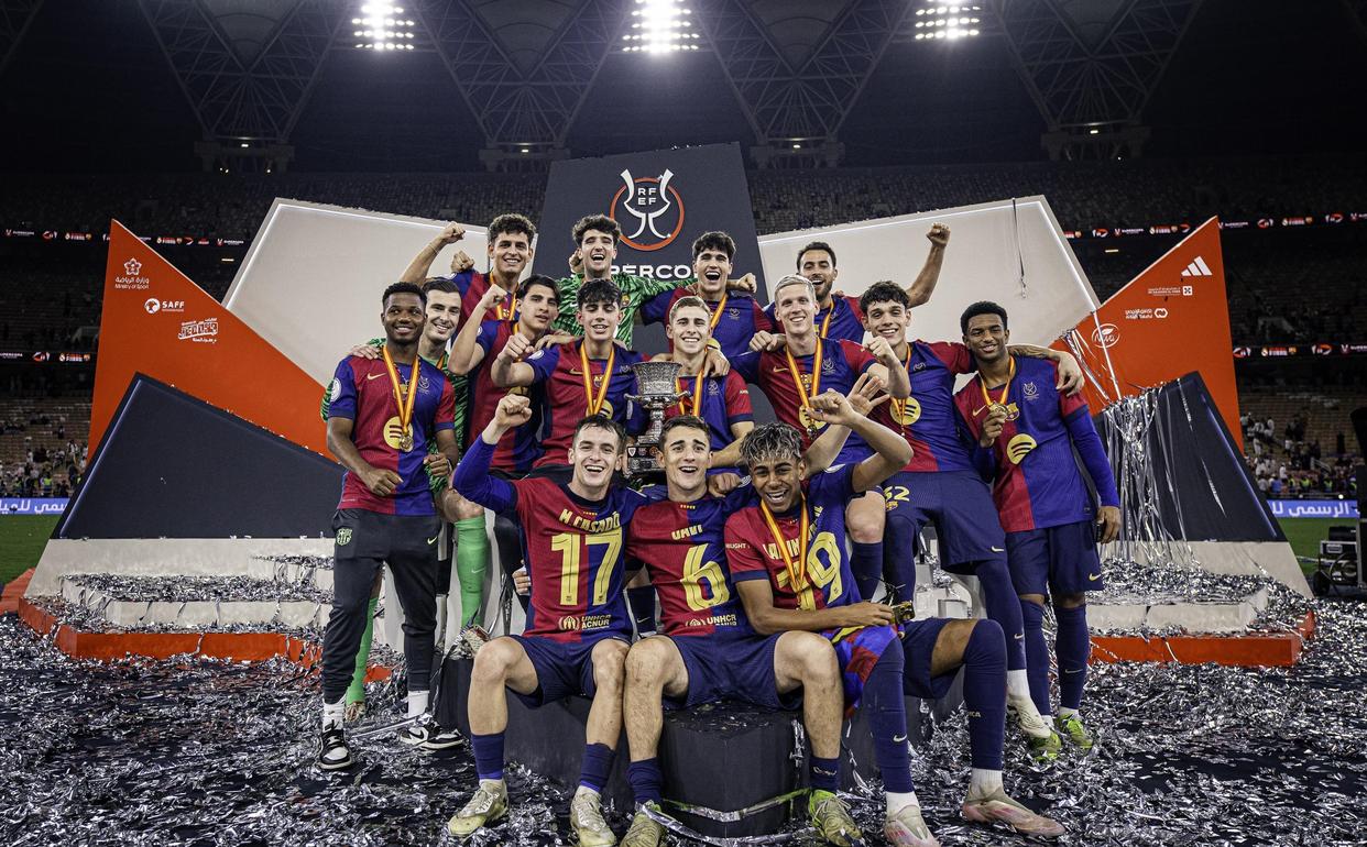 包含巴萨球员势不可挡，凭借团队合作赢得比赛的词条