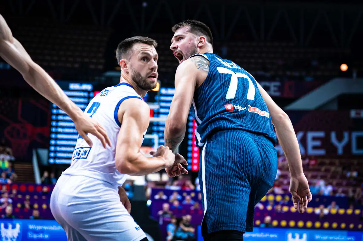 关于斯洛文尼亚队在比赛中战平对手，晋级悬念的信息