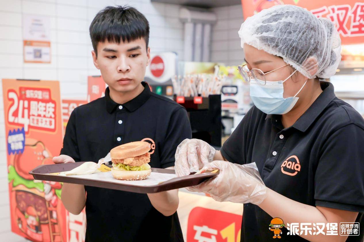 汉堡球队举行庆功宴，全队齐聚共庆胜利