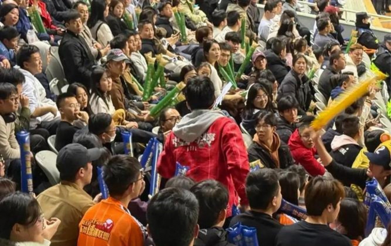 比赛氛围热烈，场外球迷情绪高涨的简单介绍