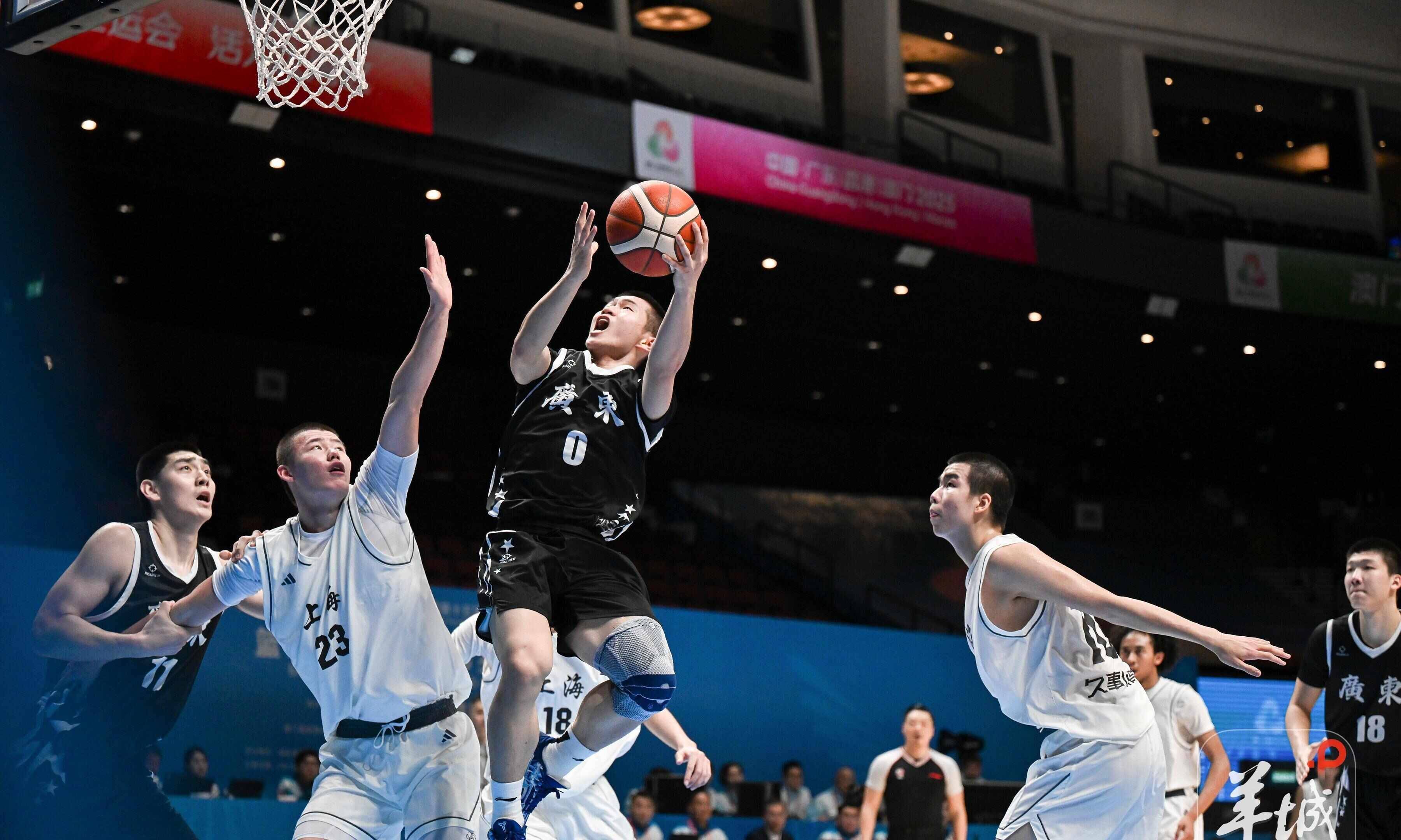 包含上海男篮风光再现，夺冠前景引人瞩目的词条