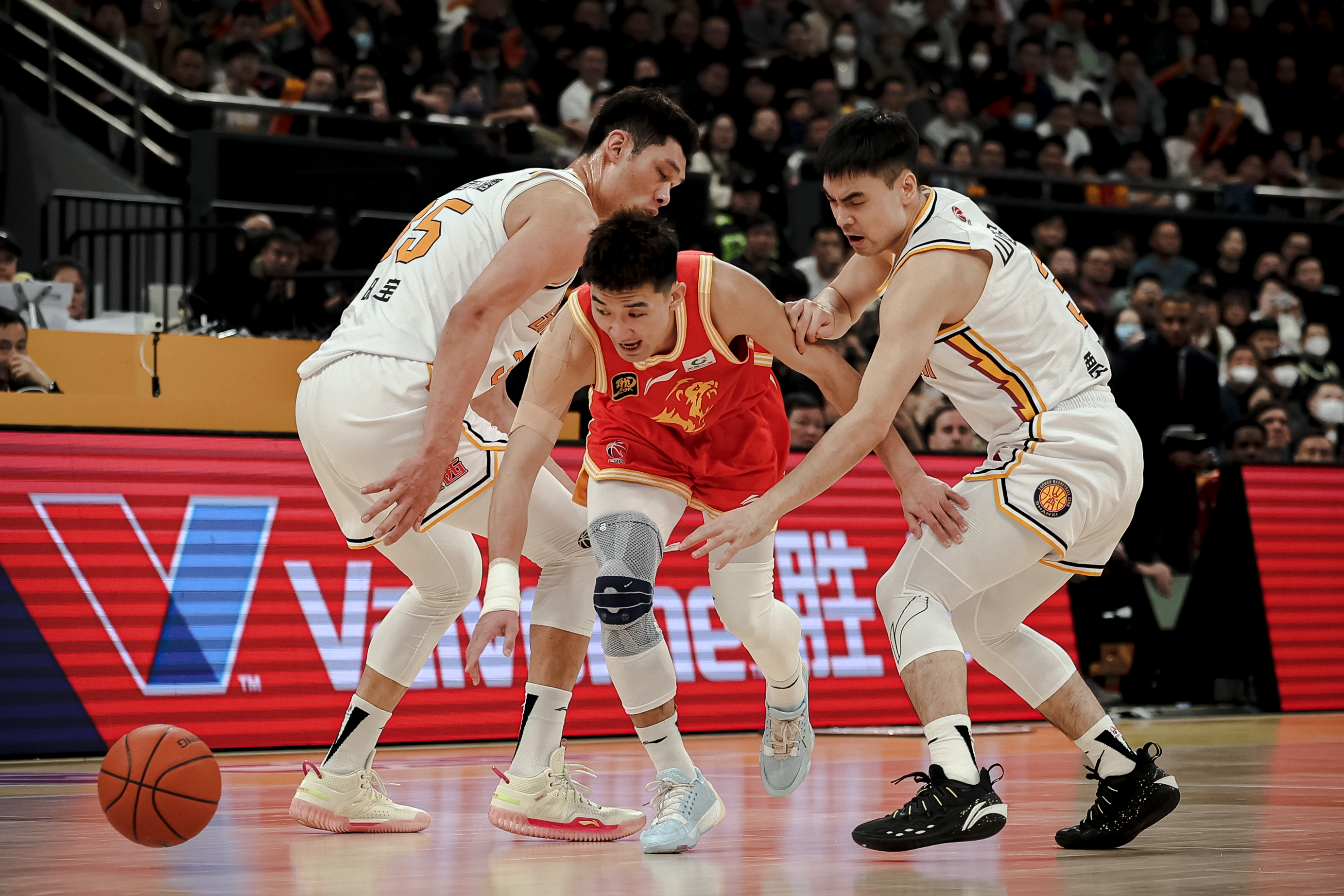 CBA篮球联赛实力对决，局势瞬息万变