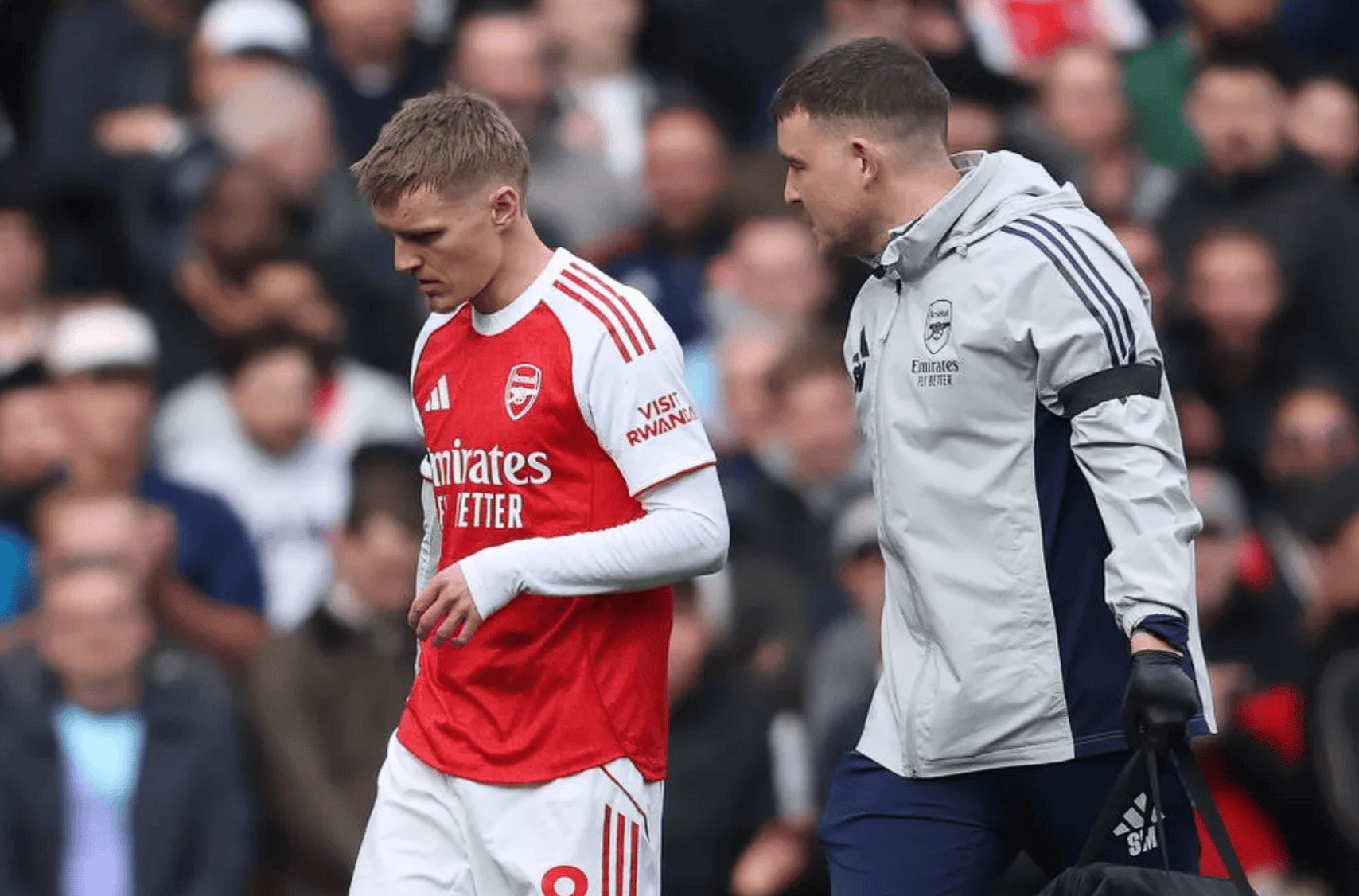 包含阿森纳球迷抗议管理层，要求提升球队实力的词条